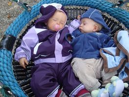 zwei Kleinkinder schlafen